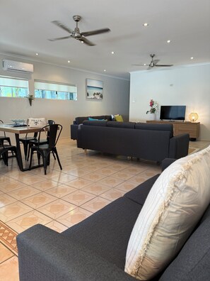 Smart TV - Beach Shack on Little Reef Beach Front. Funky Vibes Tropical Paradise (Port Douglas)