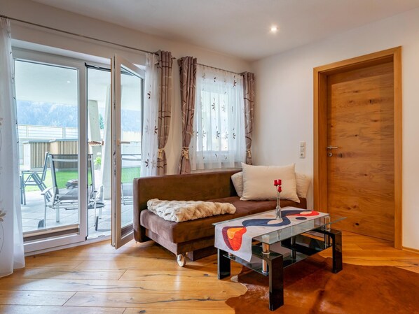 TV - Holiday flat with terrace in Salzburger Land (Stuhlfelden)