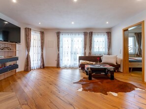 TV - Holiday flat with terrace in Salzburger Land (Stuhlfelden)