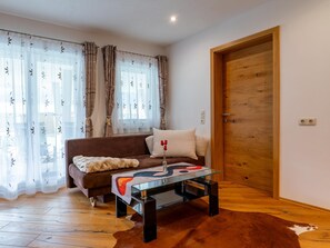 TV - Holiday flat with terrace in Salzburger Land (Stuhlfelden)