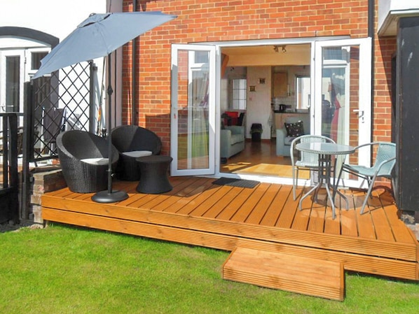 Outdoor dining - 2 bedroom accommodation in Wroxham (Wroxham)