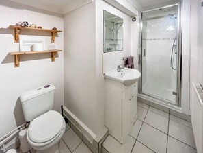A modern bathroom with a toilet, sink, and glass-enclosed shower. - 3 bedroom accommodation in Kenmore, near Pitlochry (Kenmore, near Pitlochry)