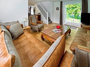 A modern living room with leather sofas, a glass coffee table, and a wooden side table. - 3 bedroom accommodation in Kenmore, near Pitlochry (Kenmore, near Pitlochry)