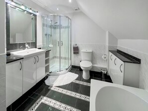 A modern bathroom with a glass-enclosed shower, a white toilet, and a bathtub. - 3 bedroom accommodation in Kenmore, near Pitlochry (Kenmore, near Pitlochry)