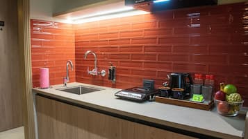 Executive Apartment | Private kitchen | Fridge, microwave, stovetop, electric kettle