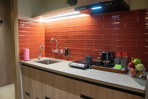 Executive Apartment | Private kitchen | Fridge, microwave, stovetop, cookware/dishes/utensils
