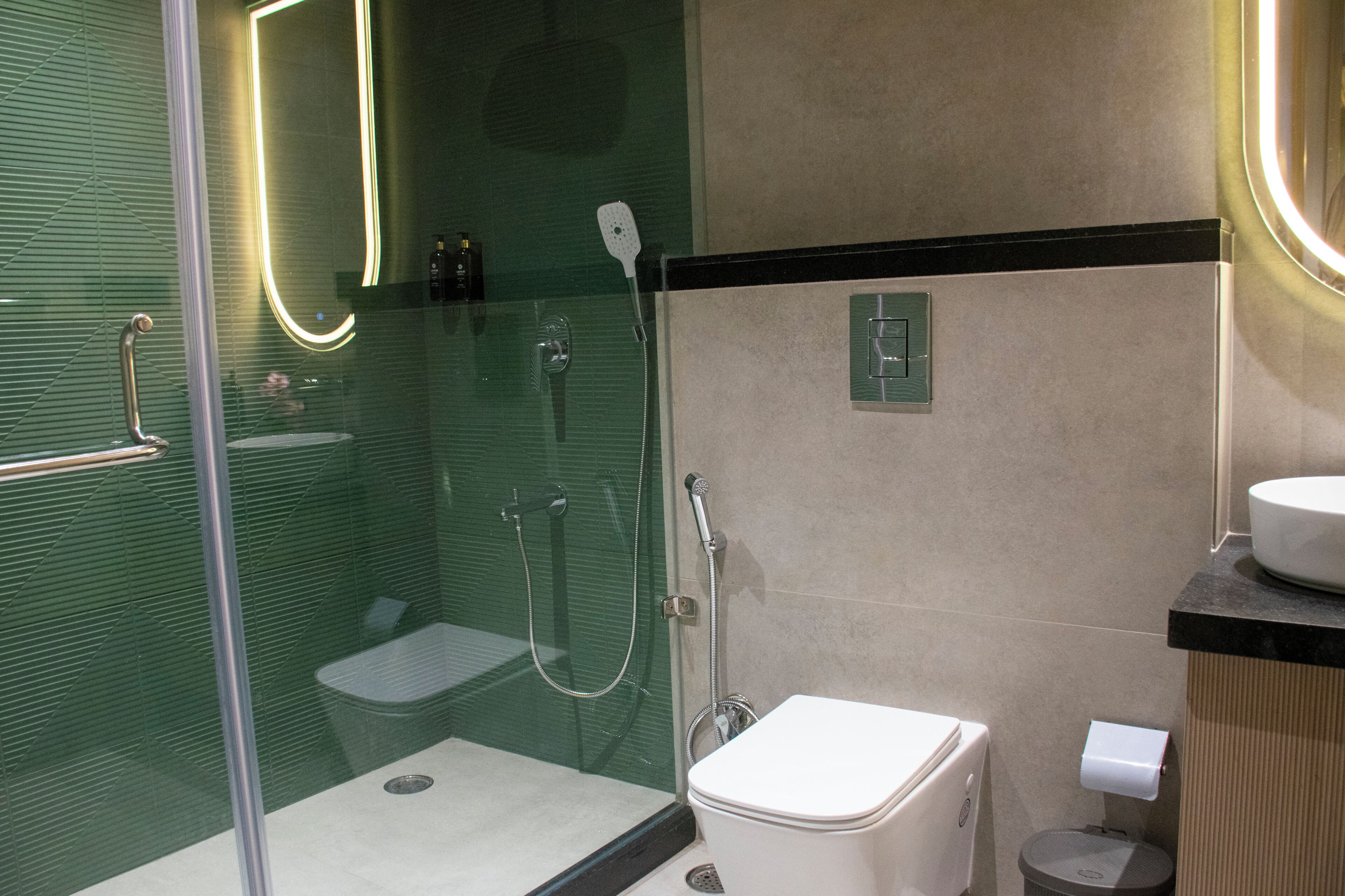 Executive Apartment | Bathroom | Shower, free toiletries, hair dryer, towels