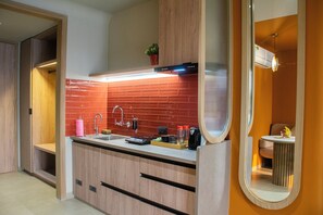 Deluxe appartement | Donzen dekbedden, een bureau, een laptopwerkplek, geluiddichte muren