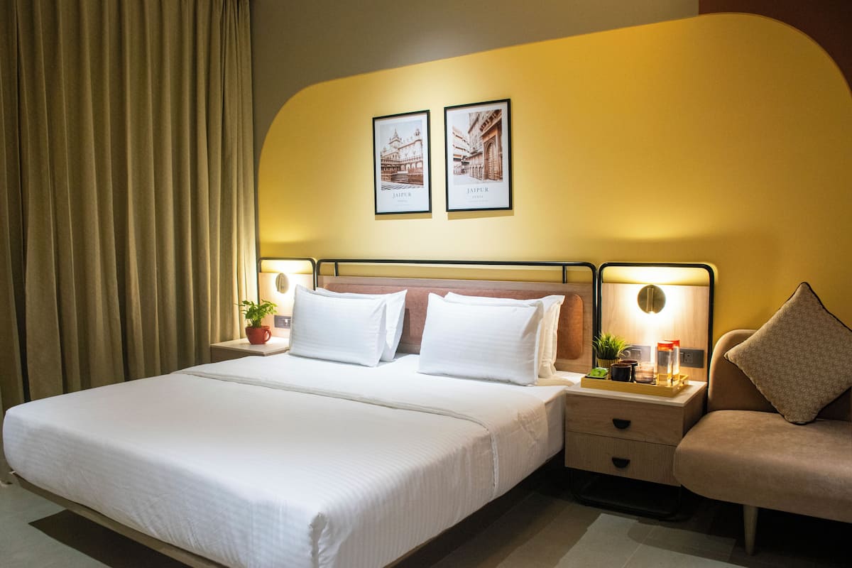 Executive Apartment | Down comforters, desk, laptop workspace, soundproofing