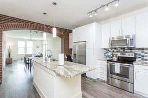 Apartment | 3 bedrooms, Internet - Renew Tanglewood 3-bedroom in Uptown Houston (Houston)