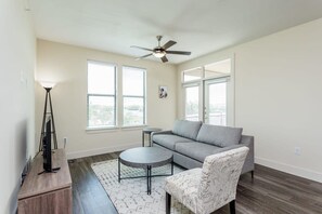 Apartment | 3 bedrooms, Internet - Renew Tanglewood 3-bedroom in Uptown Houston (Houston)