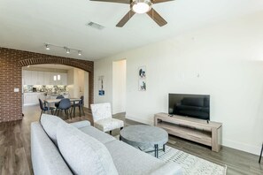 Apartment | 3 bedrooms, Internet - Renew Tanglewood 3-bedroom in Uptown Houston (Houston)