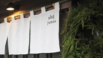 Filera d'avantals blancs penjats a la paret, amb el text "junos" visible en un d'ells.