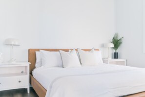 2 bedrooms, desk, WiFi, bed sheets