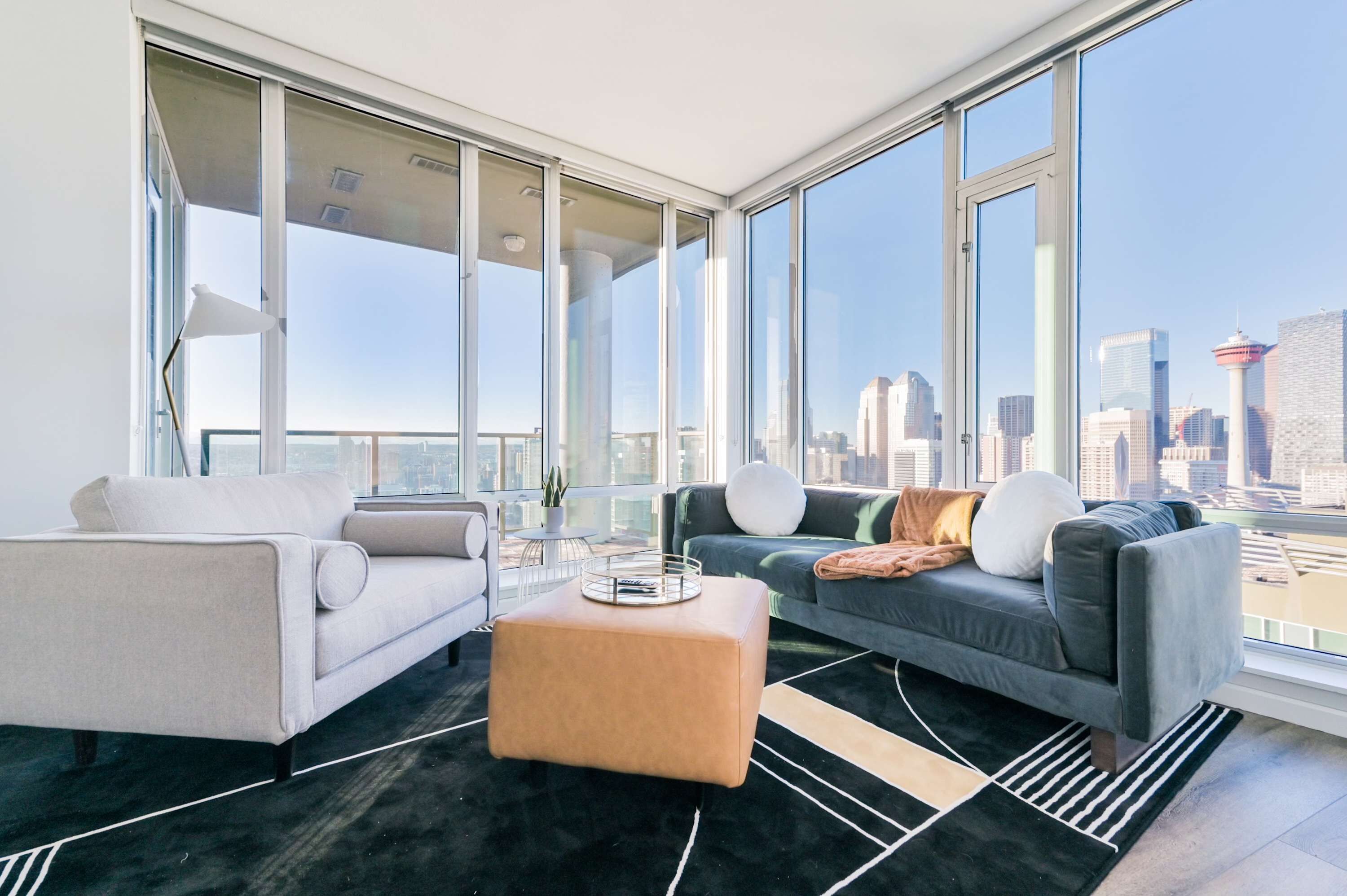 City View | Stylish Condo | 2 King Beds + Ensuites - Calgary