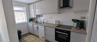 Your ideal home away from home! Modern apartment, free wifi and parking
