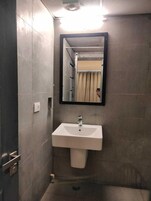 Habitación superior | Baño | Ducha y toallas