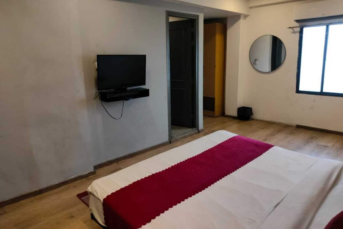 Deluxe kamer, uitzicht op stad | Een bureau, een laptopwerkplek, gratis wifi