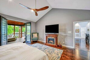 4 bedrooms, desk, iron/ironing board, free WiFi