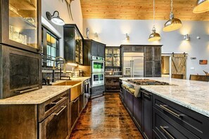 Fridge, microwave, oven, stovetop - NEW Lakefront Lake Anna, Pool, Boat Dock, Deck Vie (Bumpass)