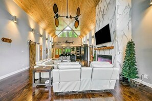 Smart TV, fireplace, offices - NEW Lakefront Lake Anna, Pool, Boat Dock, Deck Vie (Bumpass)