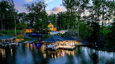 NEW Lakefront Lake Anna, Pool, Boat Dock, Deck Vie