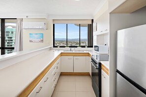 Private kitchen - SURFERS PARADISE ABSOLUTE BEACHFRONT WITH VIEWS, HIGH LEVEL 1br Apt IDEAL For 2 (Surfers Paradise)