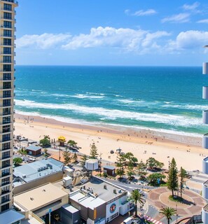 Beach - Luxury Beachfront 1BR Apt with Stunning Ocean View in the centre of Surfers (Surfers Paradise)