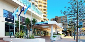 Exterior - Luxury Beachfront 1BR Apt with Stunning Ocean View in the centre of Surfers (Surfers Paradise)