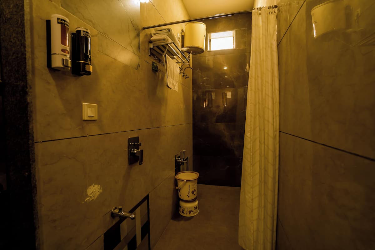 Standard Tek Büyük Yataklı Oda | Banyo | Saç kurutma makinesi, havlu, sabun, şampuan 