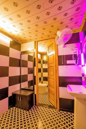 Tienda de lujo, vistas al jardín | Baño | Secador de pelo, toallas, jabón y champú