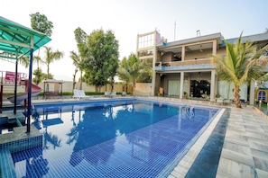 Una piscina al aire libre