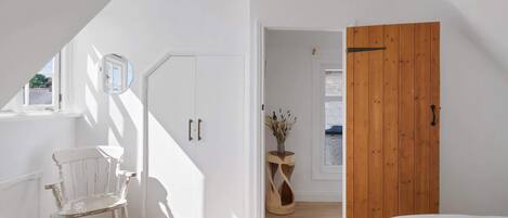 2 soverom, skrivebord, strykejern/-brett og wi-fi