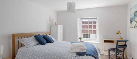 2 bedrooms, desk, iron/ironing board, WiFi