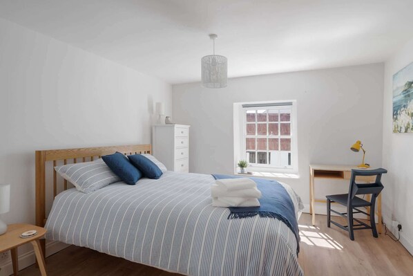 2 bedrooms, desk, iron/ironing board, WiFi