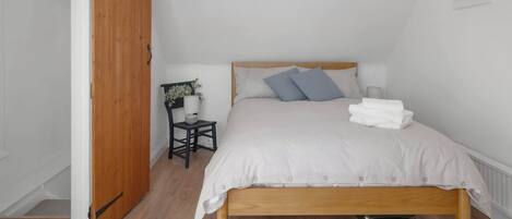 2 soverom, skrivebord, strykejern/-brett og wi-fi