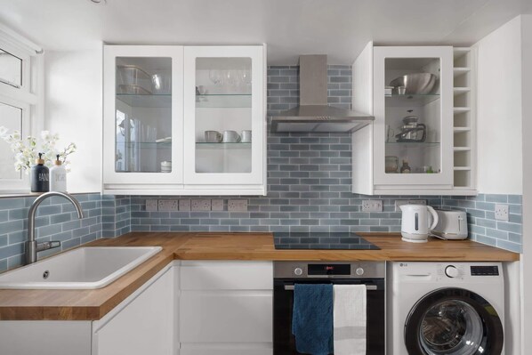 Réfrigérateur, four, plaque de cuisson, cafetière/bouilloire