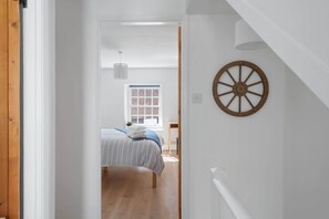 2 habitaciones, escritorio, tabla de planchar con plancha y wifi