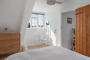 2 bedrooms, desk, iron/ironing board, WiFi