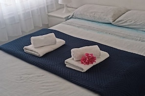 2 chambres, fer et planche à repasser, Wi-Fi, draps fournis