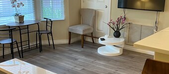 2bed 1bath GH house with parking near Van Nuys airport & Universal Studio for 4+