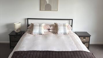 3 dormitorios, tabla de planchar con plancha, ropa de cama