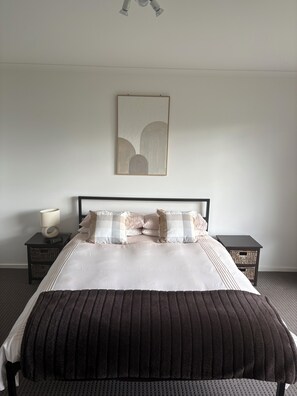 3 bedrooms, iron/ironing board, bed sheets