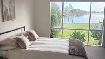 3 slaapkamers, een strijkplank/strijkijzer, beddengoed