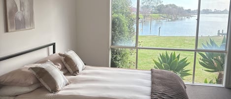 3 slaapkamers, een strijkplank/strijkijzer, beddengoed