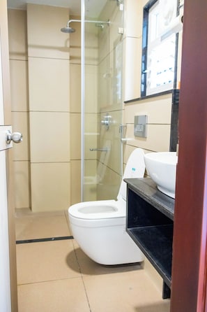 Executive Double or Twin Room | Bathroom | Shower, towels, soap, shampoo