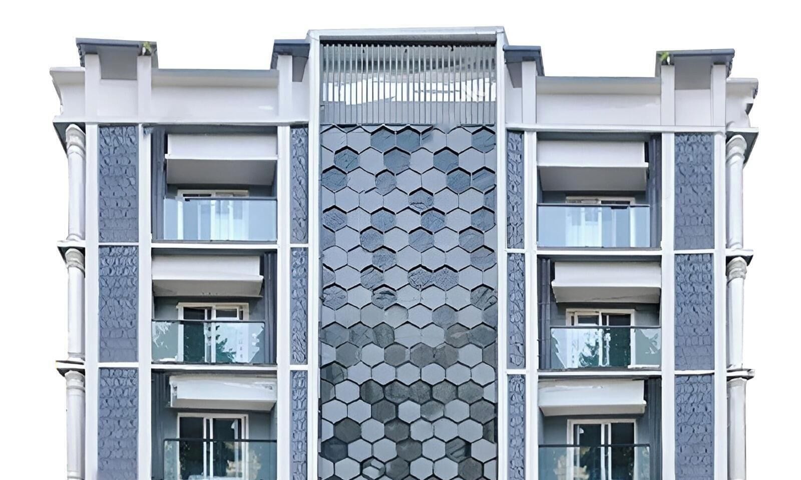 Een meerhoog gebouw met een opvallend gevelpatroon in de vorm van een hexagoon, balkons en een centrale ingang.