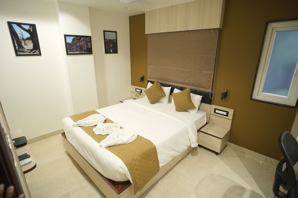 Desk, laptop workspace, WiFi (free), bed sheets