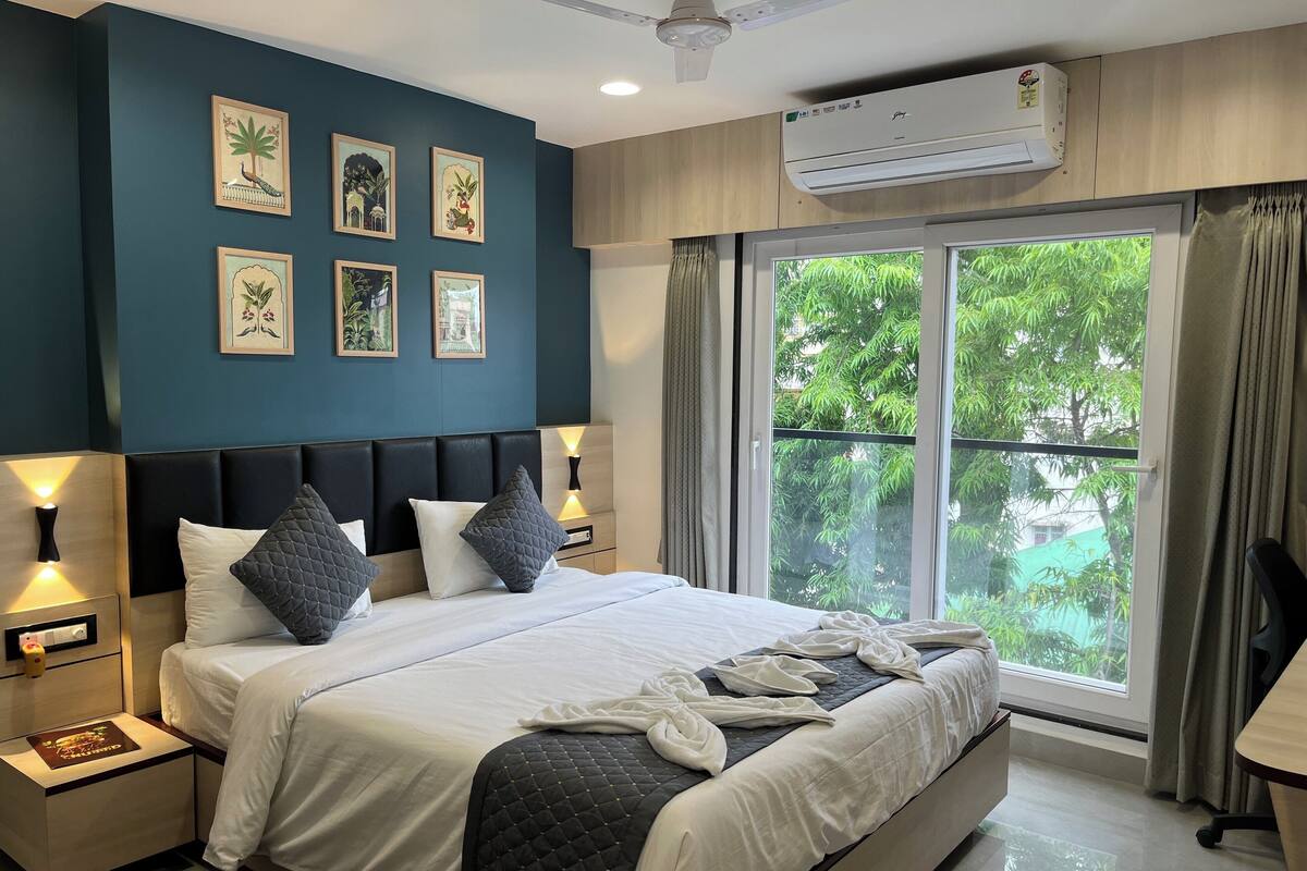 Super Deluxe Room | Desk, laptop workspace, WiFi (free), bed sheets