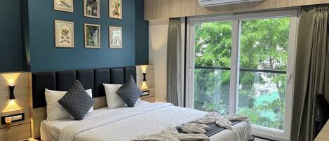 Desk, laptop workspace, free WiFi